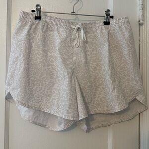 Old Navy Active White and Beige Leopard Print Short Size Large